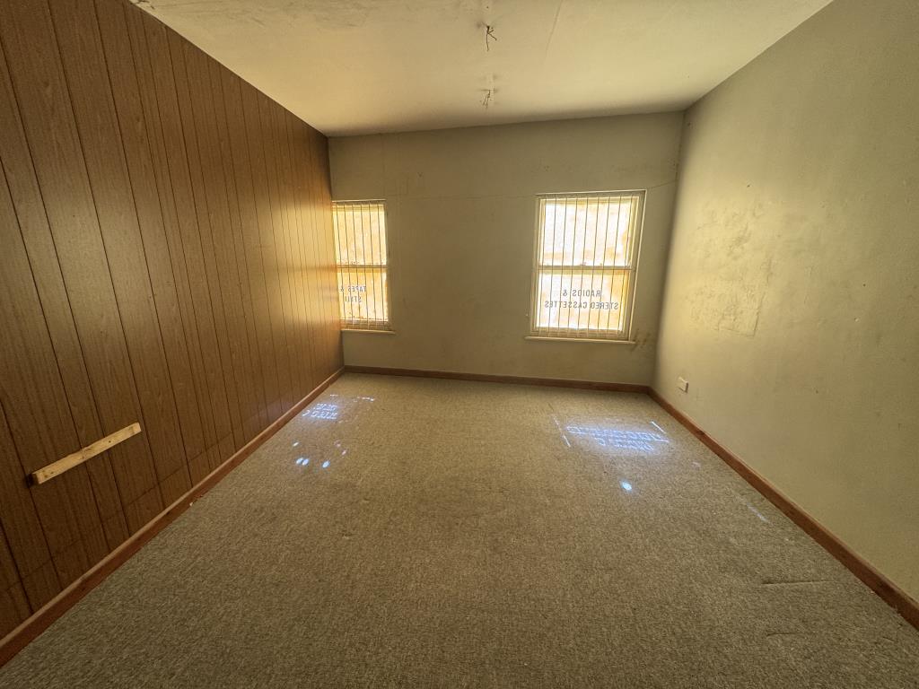 Lot: 46 - FREEHOLD TWO STOREY COMMERCIAL BUILDING IN PROMINENT TRADING LOCATION - First floor office